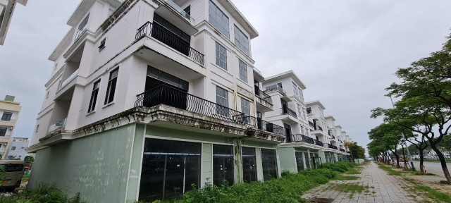 Cận cảnh loạt shophouse chục tỷ bỏ hoang ở Đà Nẵng Can canh loat shophouse chuc ty bo hoang o Da Nang