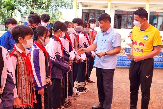 Hoàng Anh Gia Lai: 60 căn nhà ” Đại đoàn kết” giúp hộ nghèo huyện Đăk Đoa - Hình 2 Hoang Anh Gia Lai: 60 can nha ” Dai doan ket” giup ho ngheo huyen Dak Doa-Hinh-2