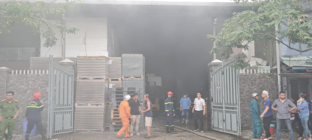 Cháy cơ sở sản xuất nước yến ở Đà Nẵng: 8 xe cứu hỏa đến hiện trường - Hình 2 Chay co so san xuat nuoc yen o Da Nang: 8 xe cuu hoa den hien truong-Hinh-2