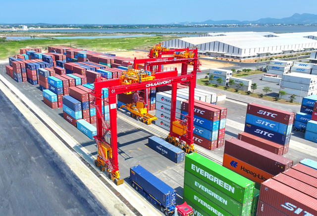 Cảng Chu Lai đưa vào vận hành hệ thống cầu chuyên dụng - Hình 6 Cang Chu Lai dua vao van hanh he thong cau chuyen dung-Hinh-6