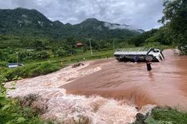 Cầu bị cuốn, ô tô lật do mưa lớn ở Nghệ An