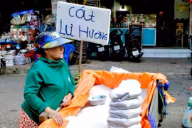 Kiếm tiền triệu mỗi ngày dịp Tết từ nghề bán cát lư hương