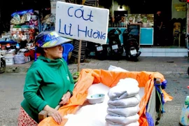 Kiếm tiền triệu mỗi ngày dịp Tết từ nghề bán cát lư hương