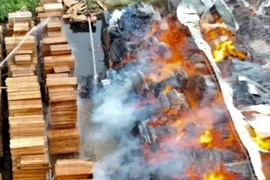 Cháy lớn tại xưởng gỗ ở TP HCM, cảnh sát giải cứu nạn nhân mắc kẹt