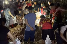 Hàng trăm người xuyên đêm hộ đê ở Bắc Ninh