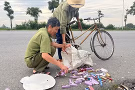 Hàng ngàn thỏi son bị vứt bỏ ven đường Hà Nội