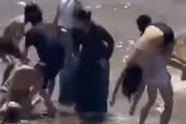 Cứu 5 người bị sóng cuốn khi tắm biển ở Ninh Bình