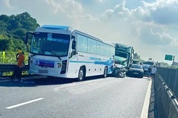 5 ô tô tông liên hoàn trên cao tốc Cao Bồ - Mai Sơn