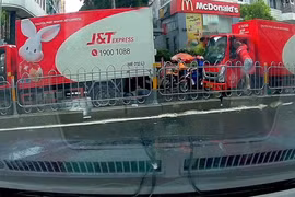 Bắt giữ tài xế đập phá kính xe, tấn công đồng nghiệp ở TPHCM