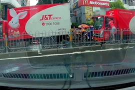 Bắt giữ tài xế đập phá kính xe, tấn công đồng nghiệp ở TPHCM