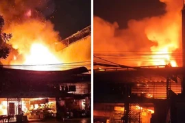 Nhà hàng hải sản ở TP Dĩ An bốc cháy dữ dội trong đêm
