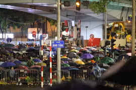 Hàng ngàn người dân chờ xem tổng duyệt diễu binh dù mưa lớn