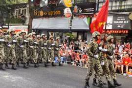 Các đoàn diễu binh, diễu hành đi giữa vòng tay nhân dân Thủ đô