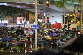 Hàng ngàn người dân chờ xem tổng duyệt diễu binh dù mưa lớn