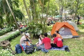 Thảo Cầm Viên đông nghẹt người dân trốn nắng ngày 1/6