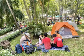 Thảo Cầm Viên đông nghẹt người dân trốn nắng ngày 1/6