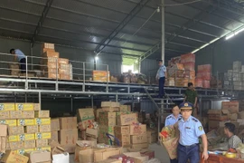 Đột kích kho hàng lậu 34.000 sản phẩm có dấu hiệu thối rữa