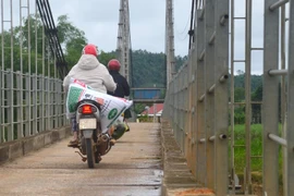  Cầu treo ở Nghệ An bị bão làm xô lệch, người dân nín thở đi qua