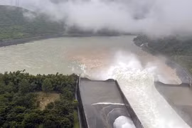 Thủy điện Sơn La, Lai Châu mở cửa xả lũ