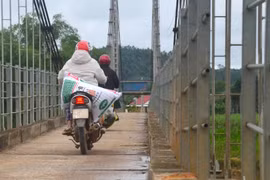  Cầu treo ở Nghệ An bị bão làm xô lệch, người dân nín thở đi qua