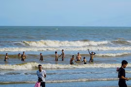 Ngư dân Thanh Hóa lo 'chạy' bão, du khách vẫn tắm biển 