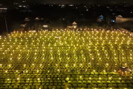 1 làng ở Quảng Ngãi thắp cả triệu bóng đèn, biến 'đêm thành ngày'