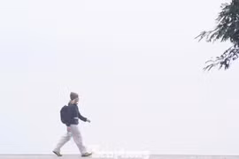 Hà Nội mù sương từ sáng đến chiều, chất lượng không khí ở mức xấu