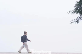 Hà Nội mù sương từ sáng đến chiều, chất lượng không khí ở mức xấu