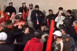 Triệu tập nhóm thanh, thiếu niên sàm sỡ cô gái, tấn công người bạn trai khi "đi bão"