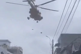 Trực thăng tiếp tế lương thực cho người dân bị cô lập ở Đắk Lắk