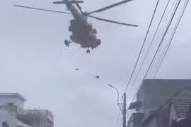 Trực thăng tiếp tế lương thực cho người dân bị cô lập ở Đắk Lắk