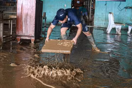 Bùn non, rác thải bủa vây đường phố sau lũ, người Nha Trang gồng mình dọn dẹp