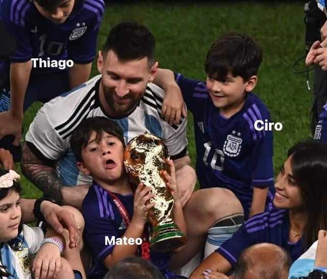 Sự thật bức ảnh con trai của Messi ngất xỉu trên khán đài khi bố vô địch World Cup - Hình 3 Su that buc anh con trai cua Messi ngat xiu tren khan dai khi bo vo dich World Cup-Hinh-3