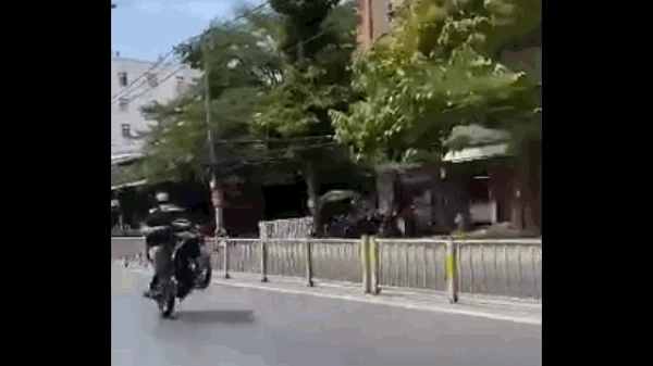 Video: Bốc đầu xe trên phố, nam thanh niên nhận cái kết kinh hoàng