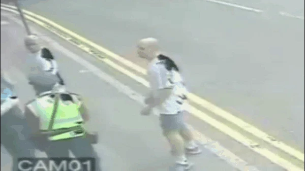 Video: Côn đồ “tung cước” đá gục cảnh sát giao thông ngay trên phố