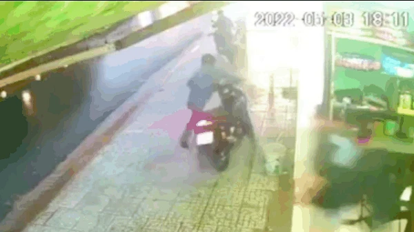 Video: Truy đuổi trộm xe, người đàn ông ngã sấp mặt trên đường