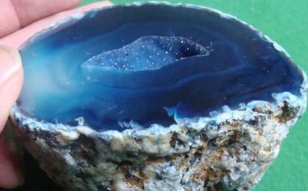 Bổ đôi viên đá nhặt được, ông lão bủn rủn thấy thứ bên trong