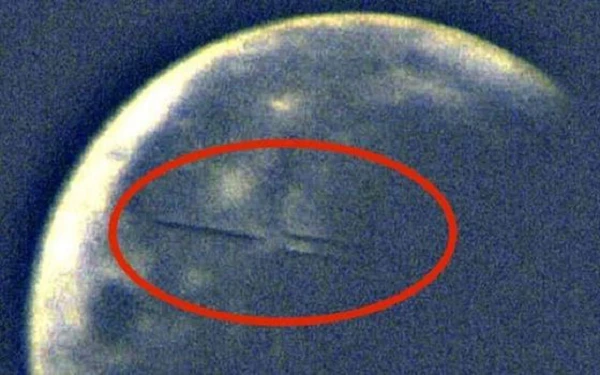 Cực nóng: Bắt được hạm đội UFO bay vèo qua Mặt Trăng?