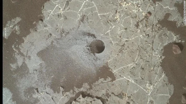 Khoan một lỗ vào sao Hỏa, phát hiện dấu vết nghi của sự sống