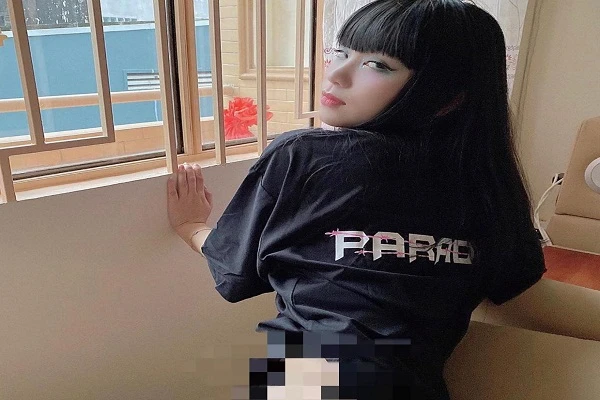 Nhức mắt phong cách diện áo phông hở hang phản cảm trên Instagram