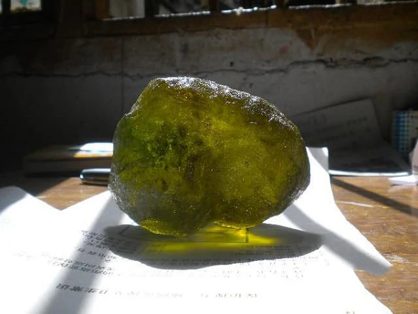 Nhặt miếng “thủy tinh” bên đường, ông lão lập kỷ lục thế giới