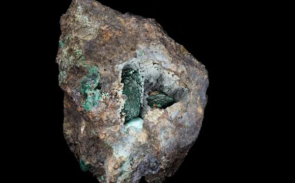 Lấy đá trong bảo tàng đập vỡ, chuyên gia vớ bẫm kho báu hiếm