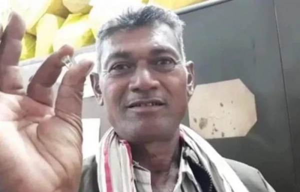 Đi làm đồng, vô tình thành triệu phú nhờ đào được kim cương 13 carat