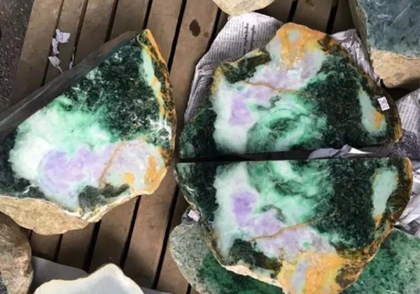 Khệ nệ vác đá 80kg về “xẻ thịt”, vớ bẫm báu vật cả tỷ đồng