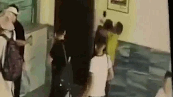 Video: Cãi nhau, người đàn ông đánh bạn gái bất tỉnh rồi bỏ đi