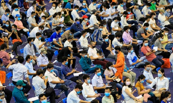 Người dân ngồi chật kín nhà thi đấu Phú Thọ chờ tiêm vaccine Covid-19