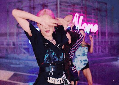 Stylist chuyên “cắt xén” đồ hiệu của BLACKPINK - Hình 8 Stylist chuyen “cat xen” do hieu cua BLACKPINK-Hinh-8