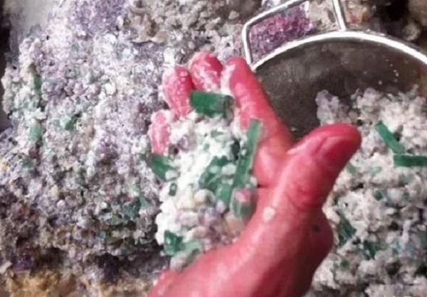 Liều mạng thò tay vào hốc đá, người đàn ông vớ bẫm của quý trời ban