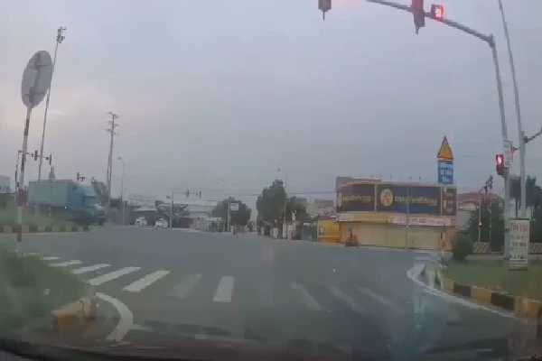 Video: Chở thanh niên vượt đèn đỏ, cô gái lao thẳng vào container