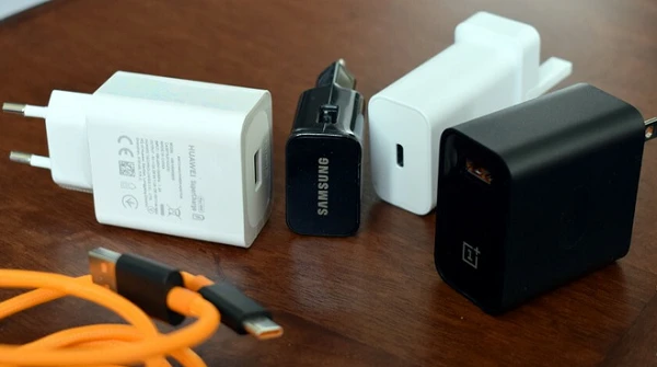 Các hãng Android “vả mặt đôm đốp” khi học theo Apple bỏ củ sạc